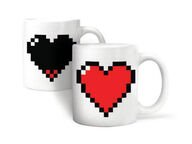 Väriä vaihtava pikselisydänmuki