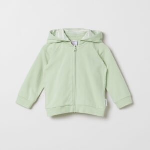 Yksivärinen huppari ja korvilla