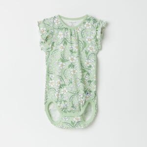 Lyhythihainen body, jossa valkokukkainen röyhelö