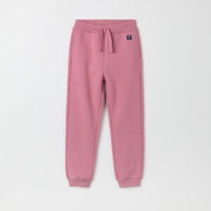 Yksiväriset collegehousut taskuilla