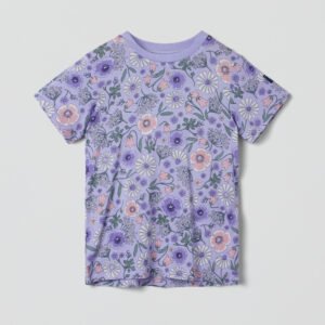 T-paita kukkakuviolla