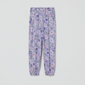 Housut taskuilla ja kukkakuviolla