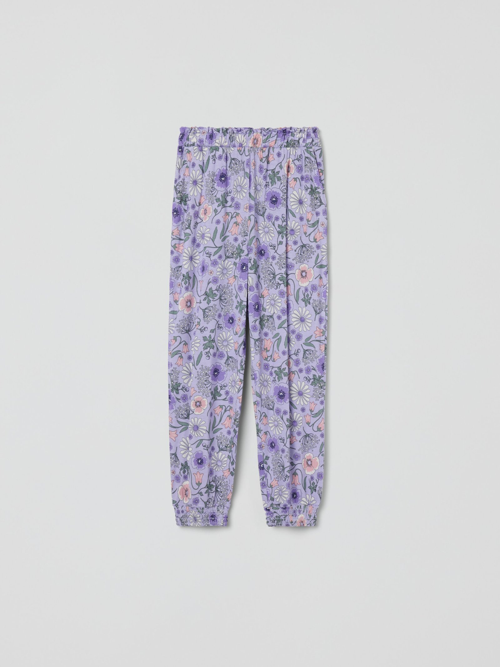 Housut taskuilla ja kukkakuviolla