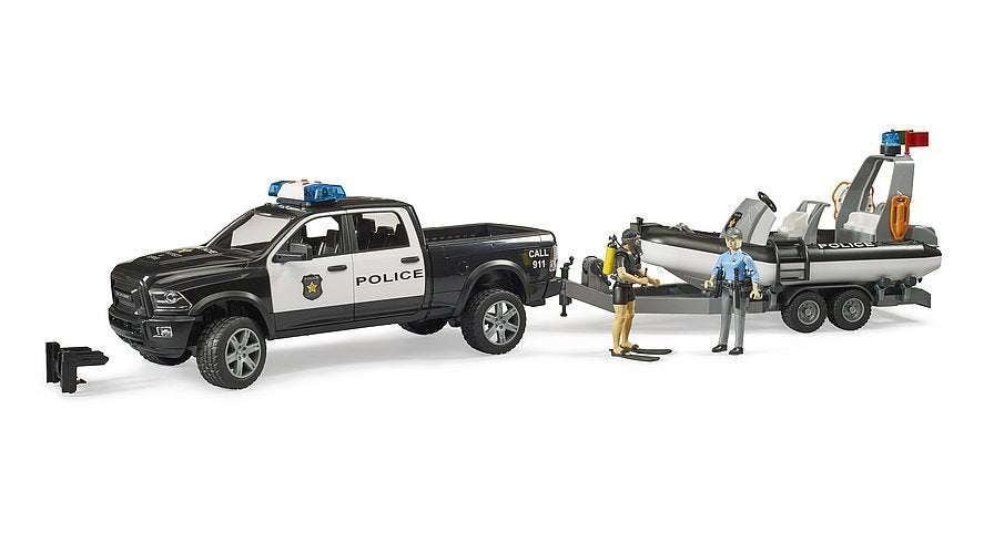 Bruder RAM 2500 Poliisiauto, 2 Hahmoa, Vene ja Traileri 1:16