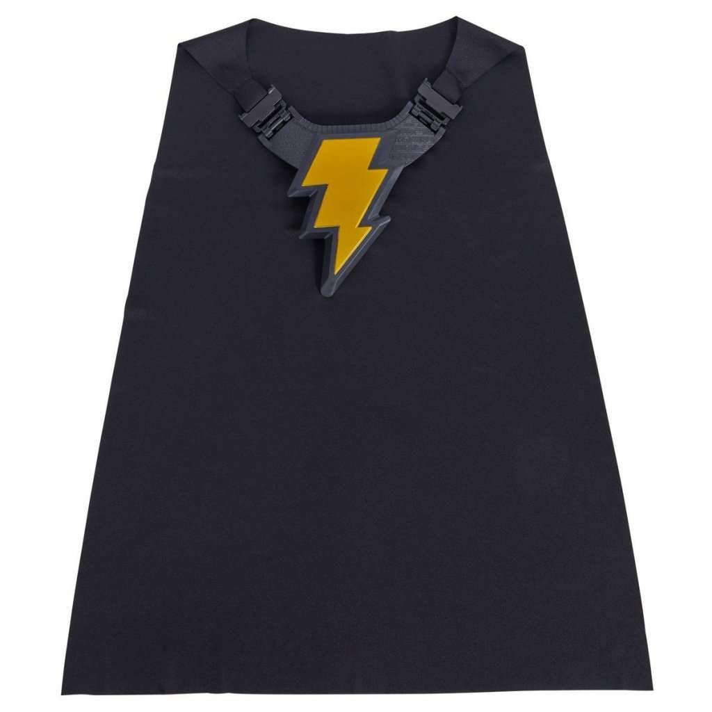 Black Adam vaippa rintalevyllä